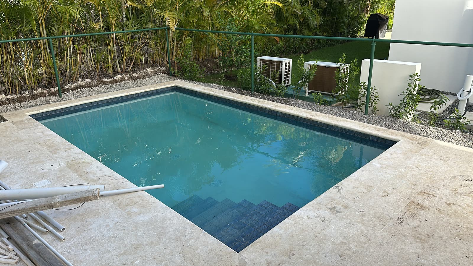 Piscine terminée d'une villa à Punta Cana entourée de végétation tropicale