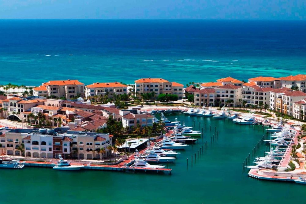 Marina de Cap Cana vue du ciel, yachts amarrés devant des bâtiments aux toits de tuiles