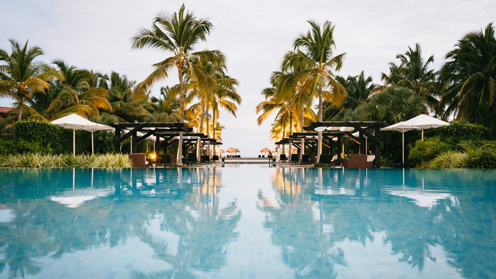 Vue aérienne du littoral de Punta Cana, plage de sable blanc, parasols et bateaux au mouillage