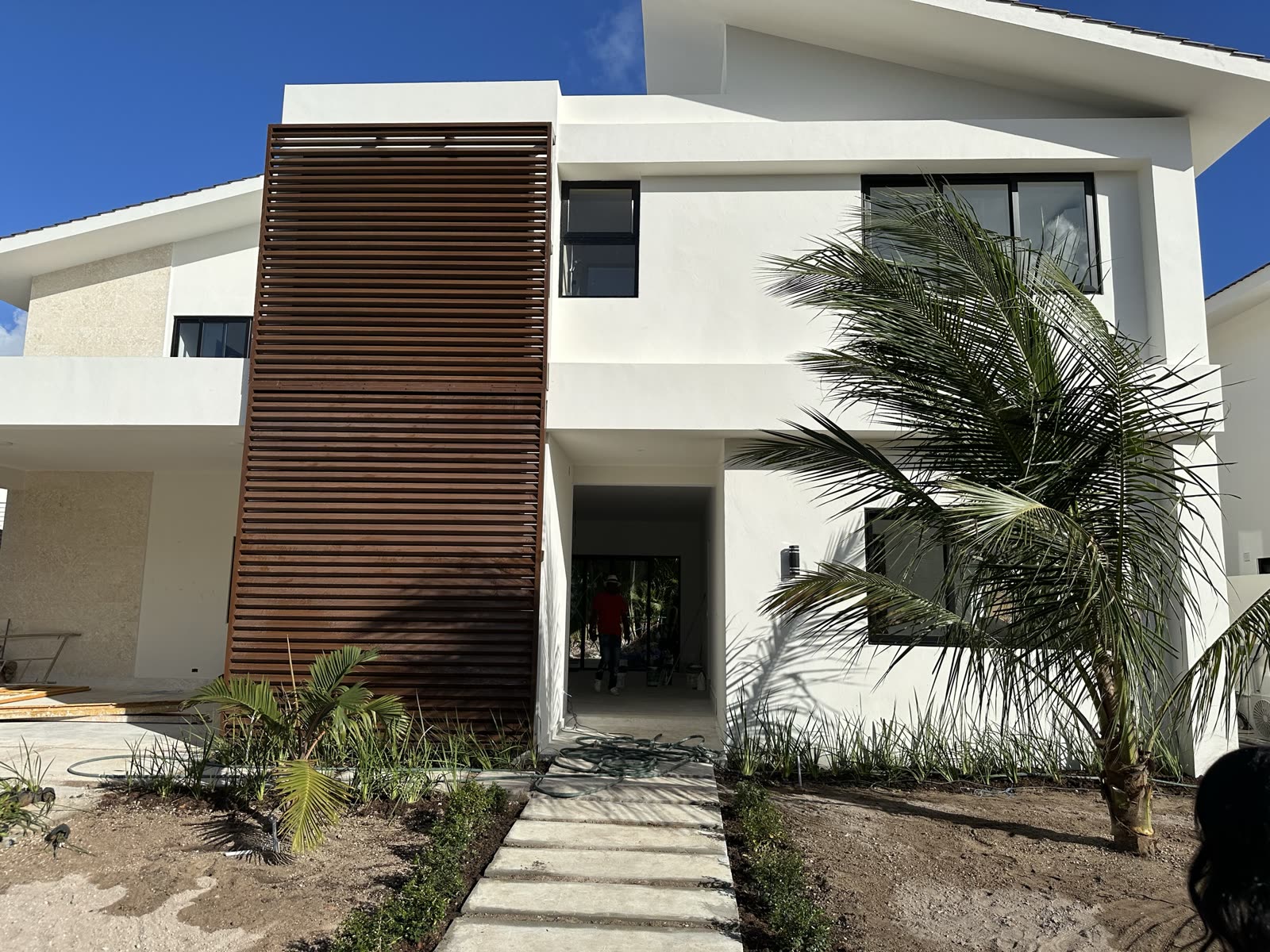 Entrée d'une villa terminée à Punta Cana avec bardage bois